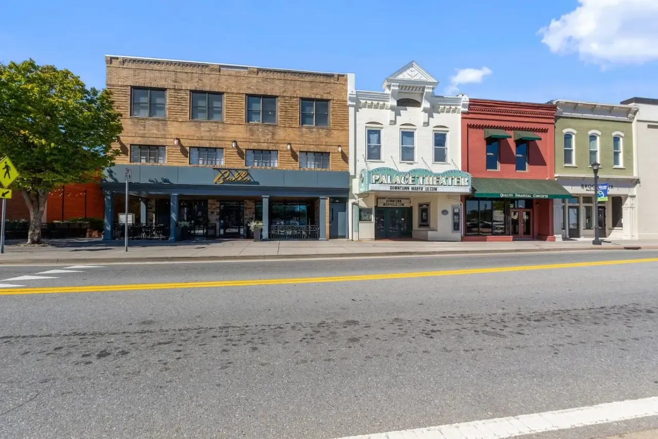 Broadway storefronts outside Scot’s Suite in downtown Maryville