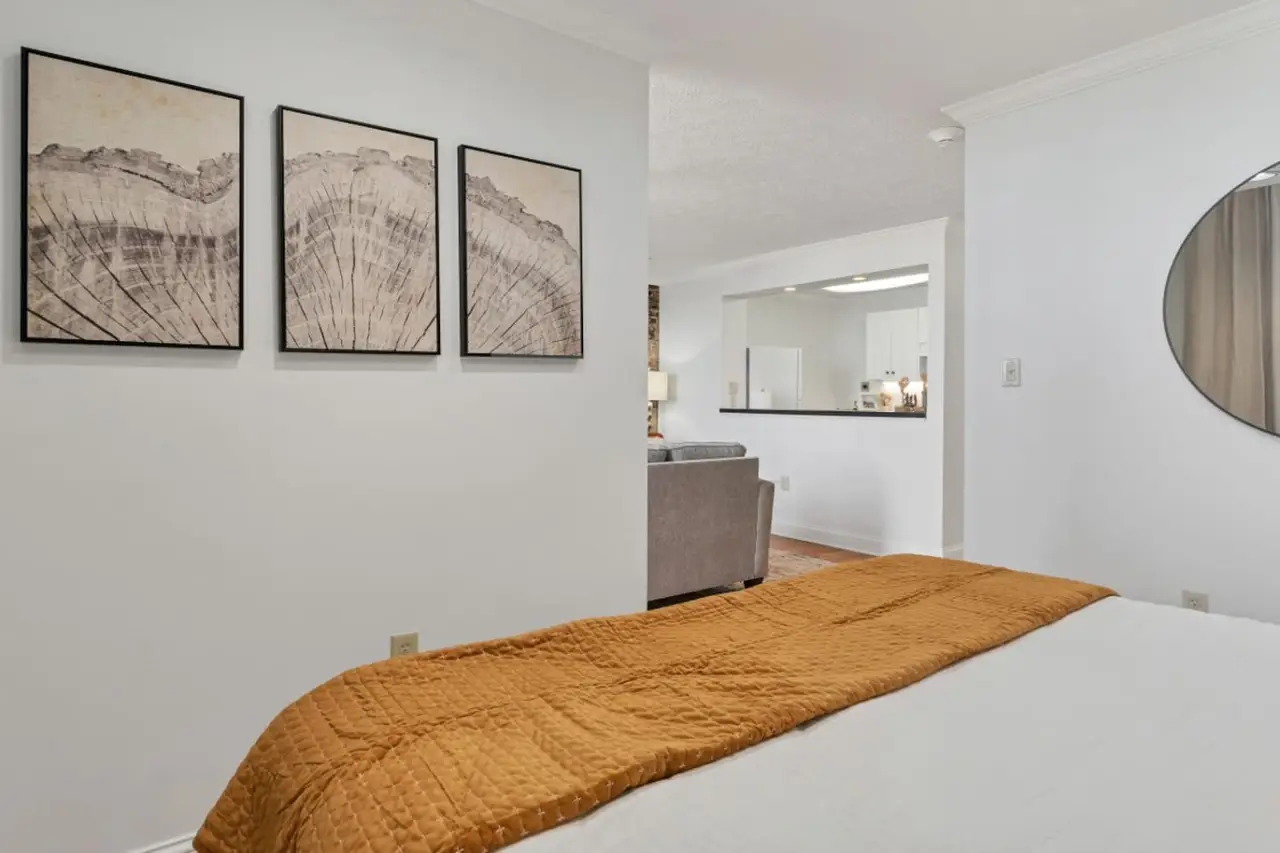 King bed in Perch Over Pistol Creek